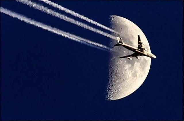 Flugzeug fliegt an Mond vorbei